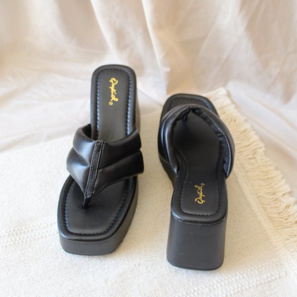 🚨ON SALE// Black Platform Thong Sandal - Picture 5 of 10